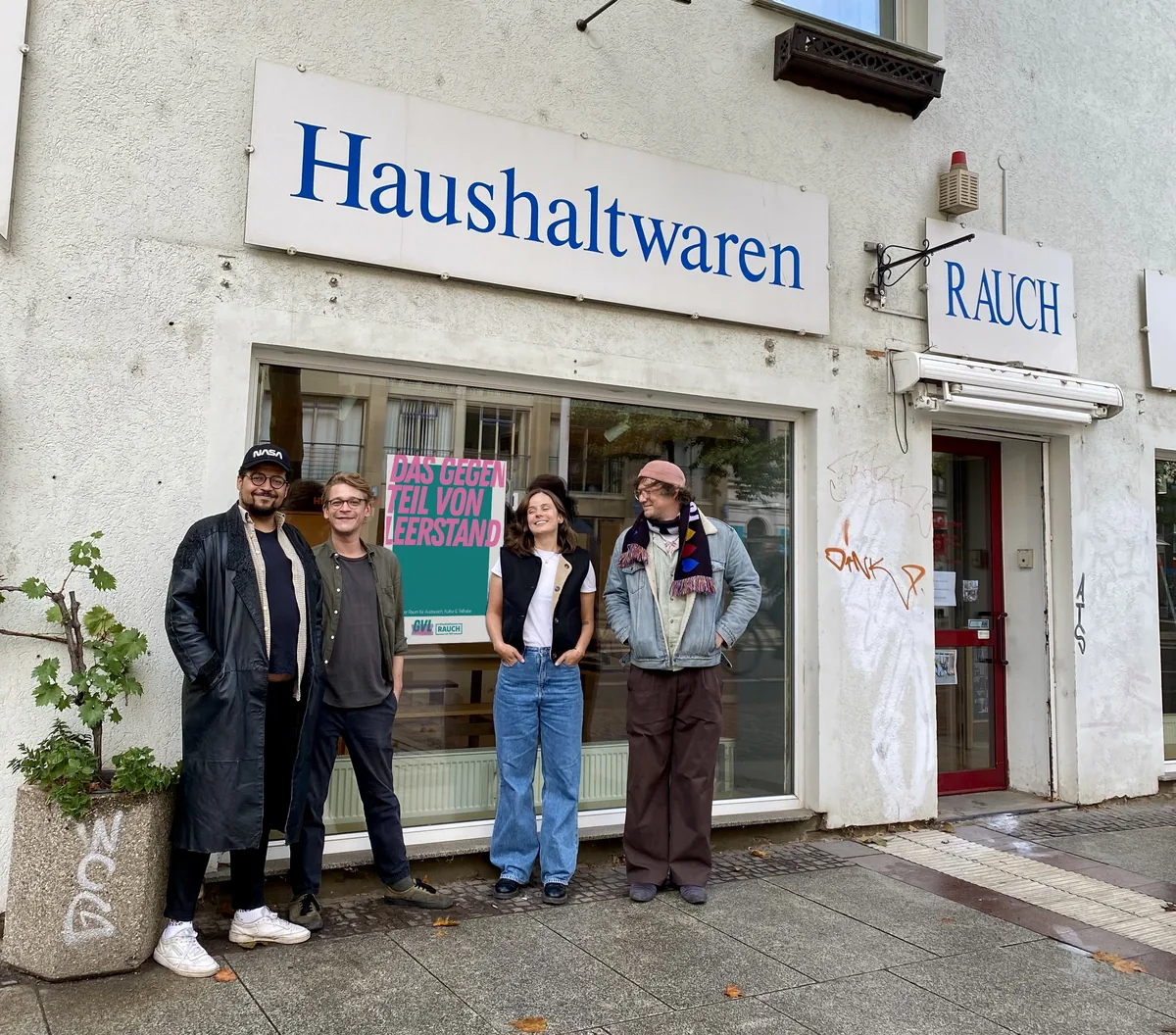 Vier Menschen aus dem Team stehen vor dem ehemaligen Laden Haushaltwaren Rauch in der Karl-Liebknecht-Straße 22